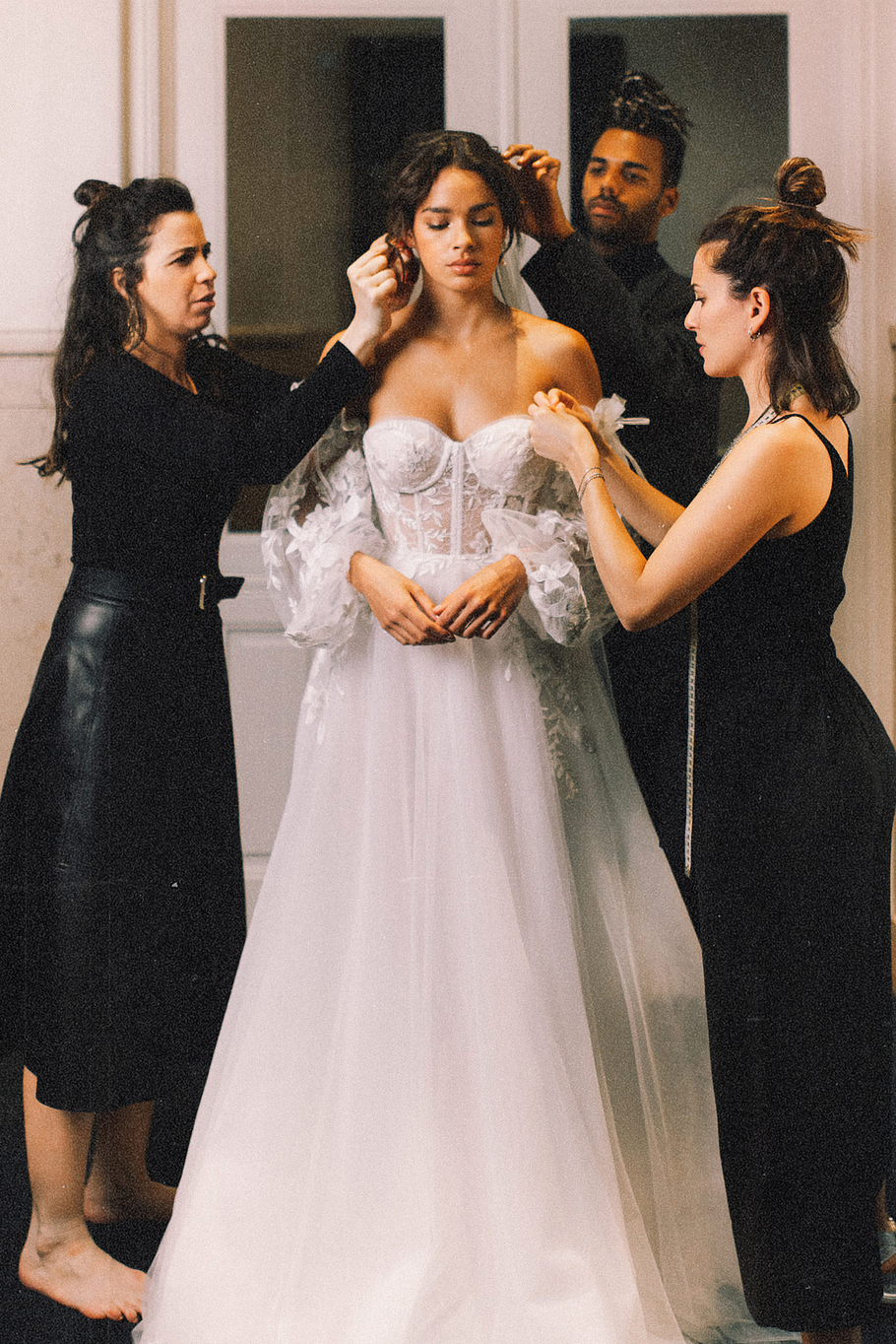 SYM_1822-grain-2x3-bride-amsterdam-makeup-wedding